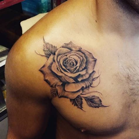 Los tatuajes de rosas en el pecho: una expresión。